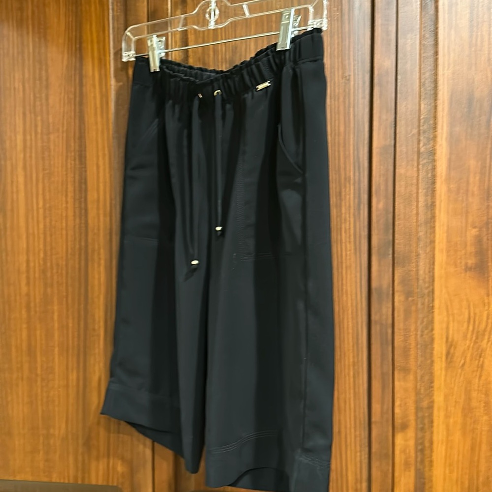 St Johns sport black shorts/Bermudas, size P
